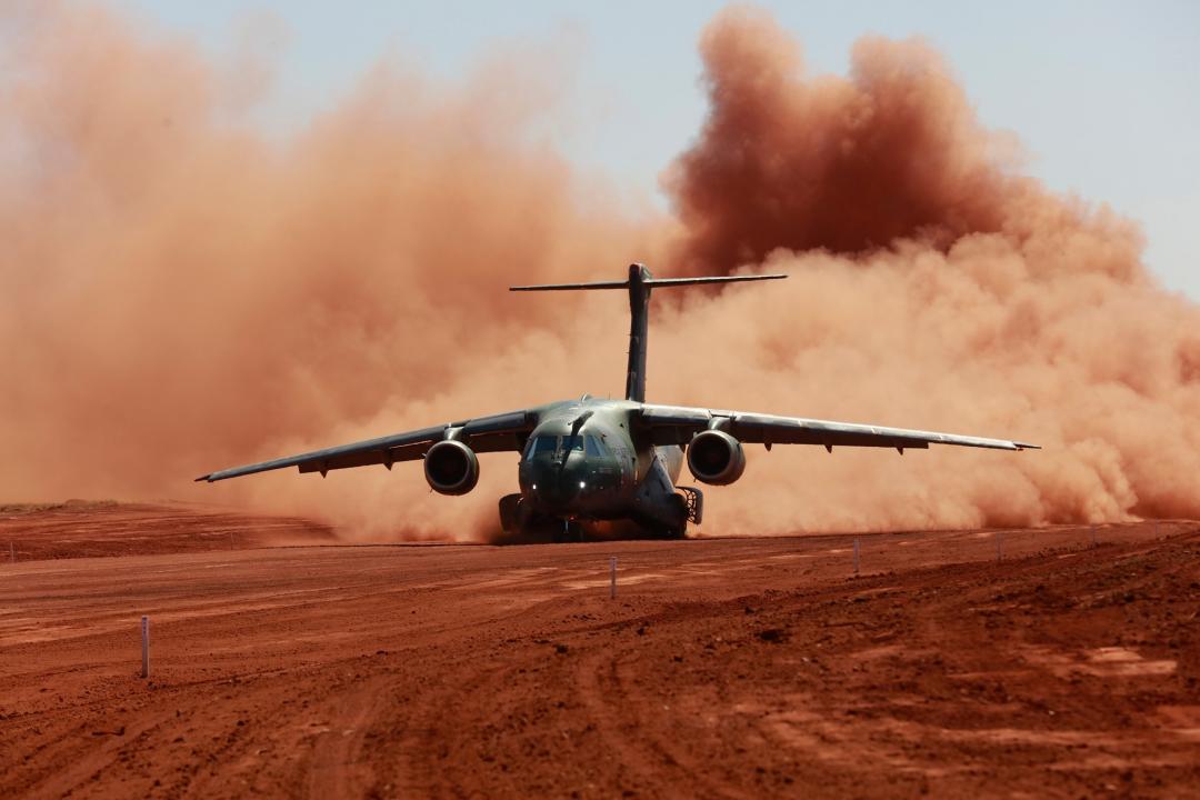 Foto 2 de 4 — Embraer constrói pista não pavimentada em Gavião Peixoto para testar avião militar